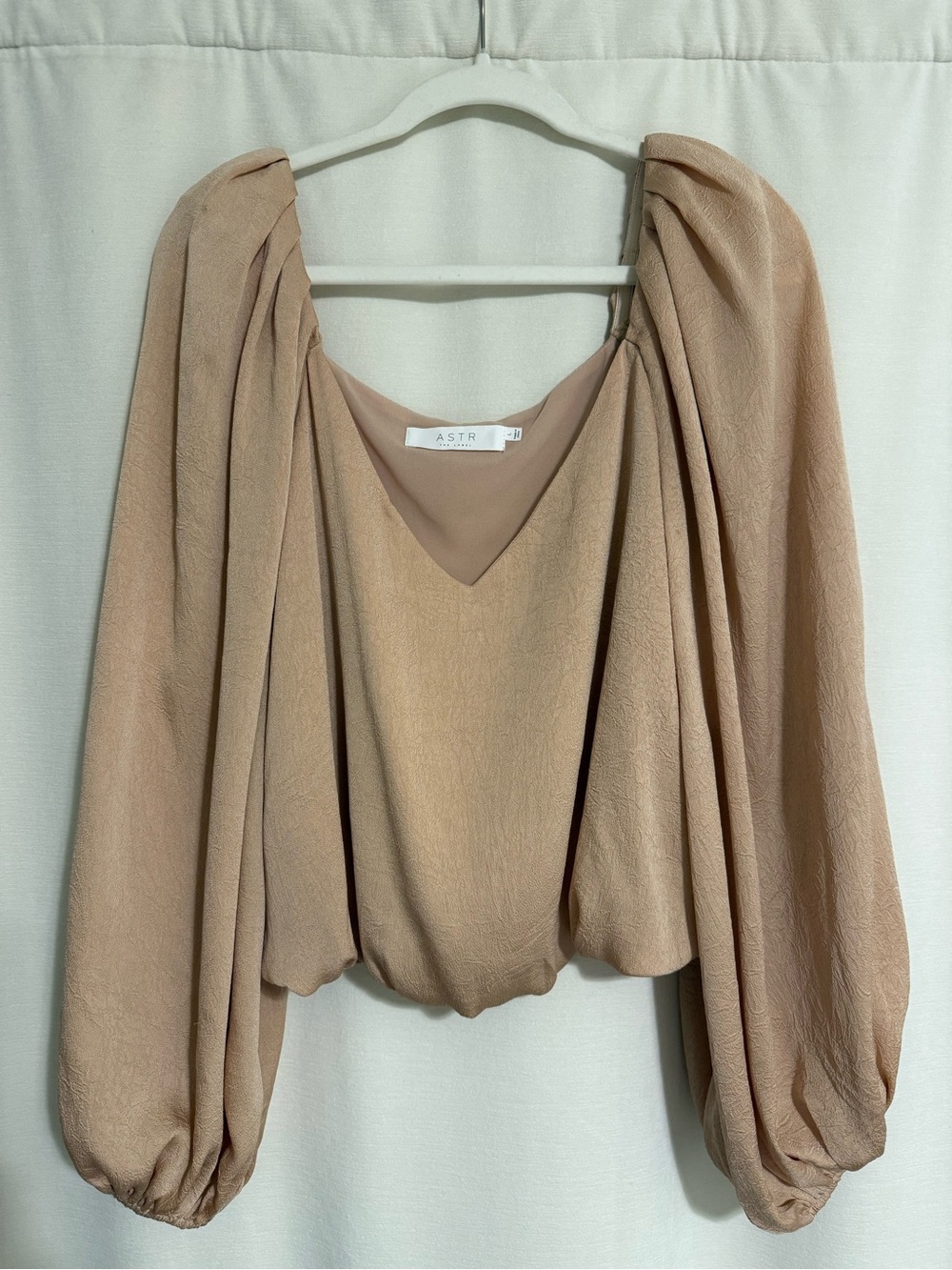 Astr Blush Beige Puff-Sleeve V-Neck Blouse